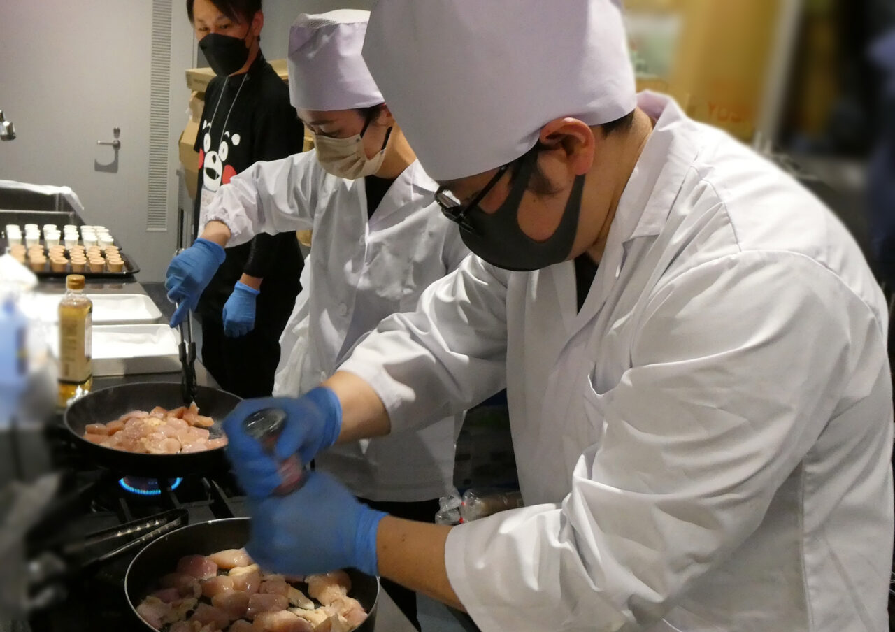 試食用の鶏を調理している風景